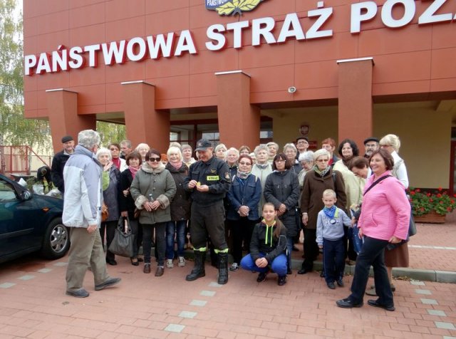 Grupa turystyczna zwiedza PSP